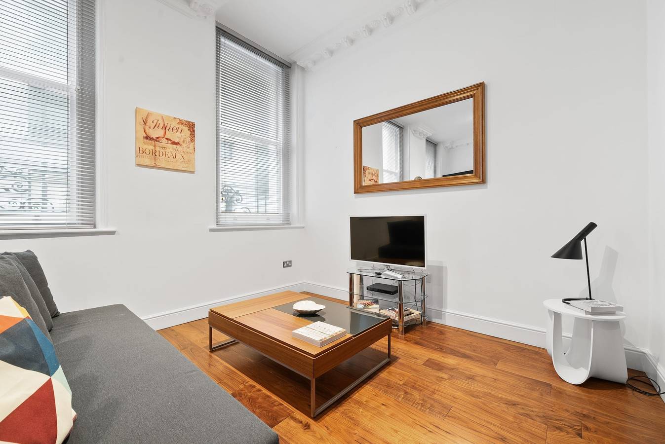 Entire apartment, 2Bg Converted Embassy 1Br sleeps 4 with Air Con in Downtown, London