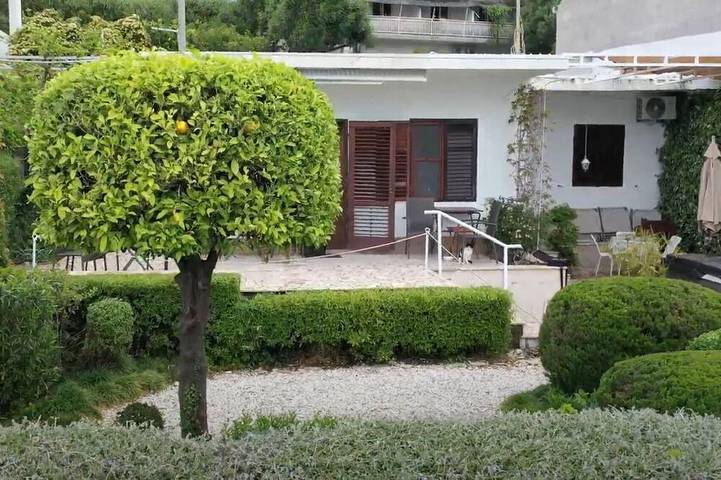 1. Reihe Strand: Ganzes Haus w Zugänglichkeit, Meerblick, hottub, gasgril, AC in Gradac, Makarska Riviera