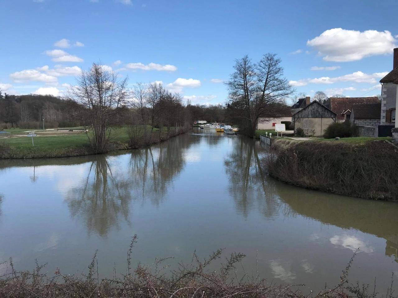Appartement entier, Apartment in Rogny-les-Sept-Écluses, Région d'Auxerre