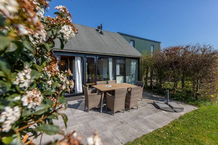 Ferienhaus für 4 Personen, mit Balkon/Terrasse und Terrasse sowie Garten in Burgh-Haamstede