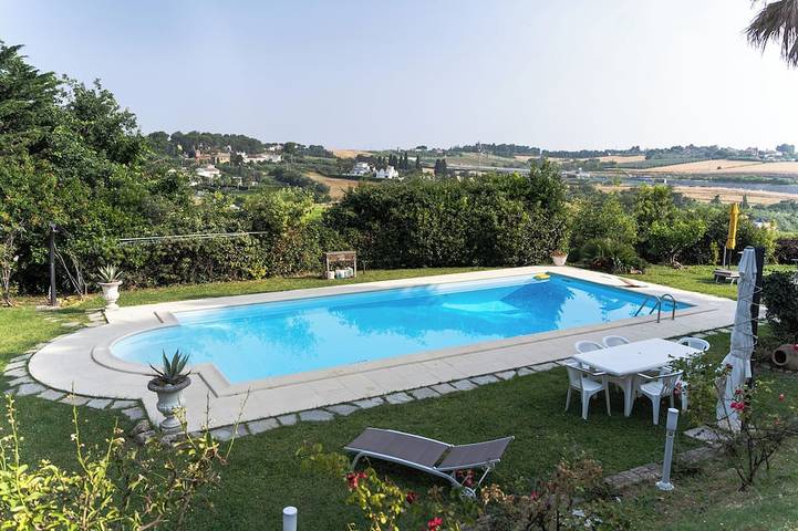 Apartamento de vacaciones para 4 personas, con jardín además de terraza y piscina - 1