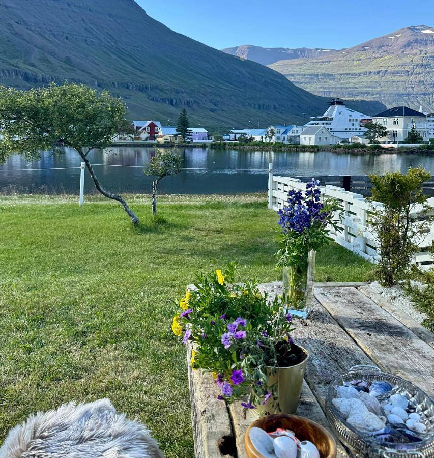 Nýlenda - Charming Two Bedroom Seaside Property, Mountain and Town Views in Seyðisfjörður, Austurland