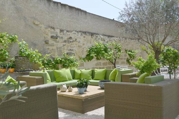 Location de vacances pour 2 personnes, avec terrasse et piscine ainsi que vue et jardin à Maillane - 2