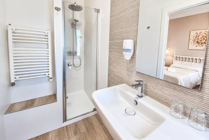 Ganze Wohnung, C27D02 Matrimonial premium Hostería El Capricho in Piélagos, Kantabrische Küste