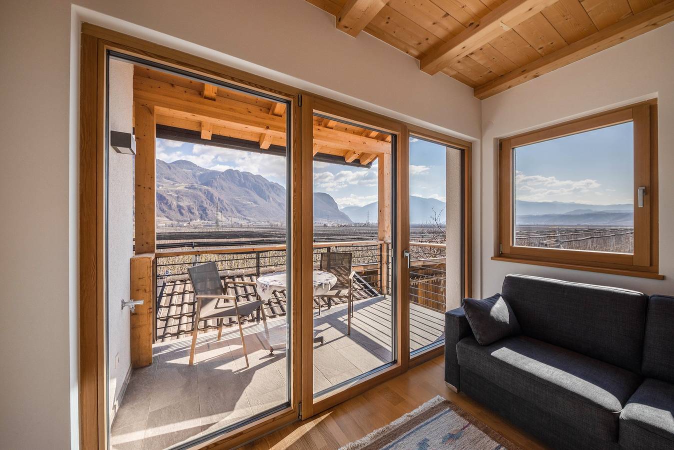 Entire apartment, Light-Flooded Apartment "2 Weger" with Panoramic Mountain View, Wi-Fi & Balcony in Andrian, Nonsberg Group