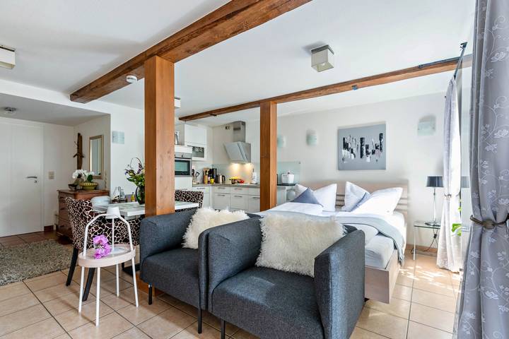 Entire studio, Studio Apartment 'Alte Tischlerei Hemmingstedt' with Private Terrace, Shared Garden and Wi-Fi in Hemmingstedt, Heide and surroundings