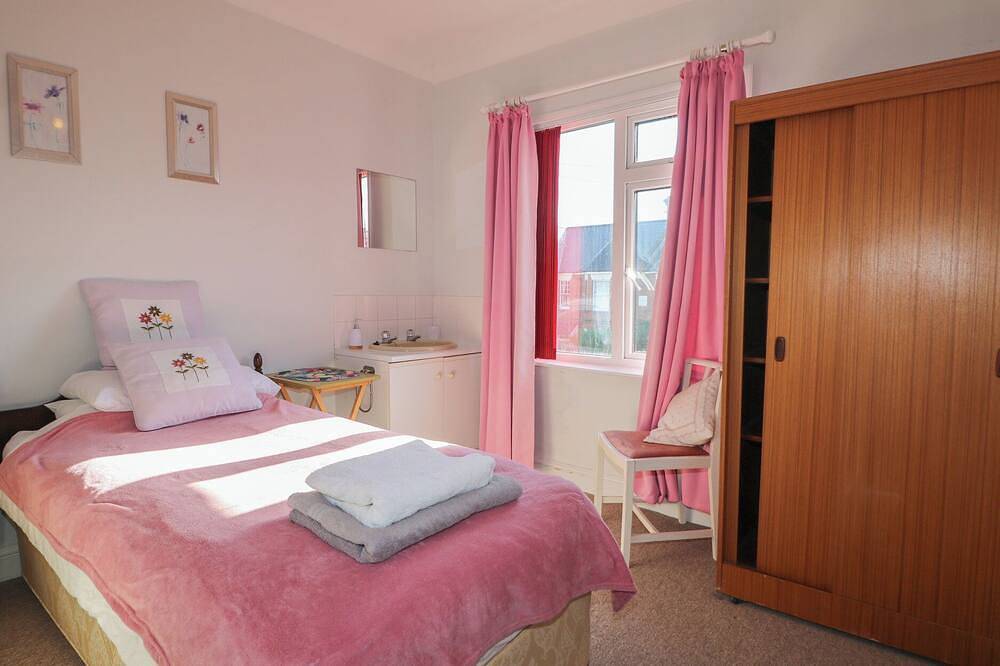 Sylvian, pet friendly, country holiday cottage in Bexhill-On-Sea in Bexhill, East Sussex