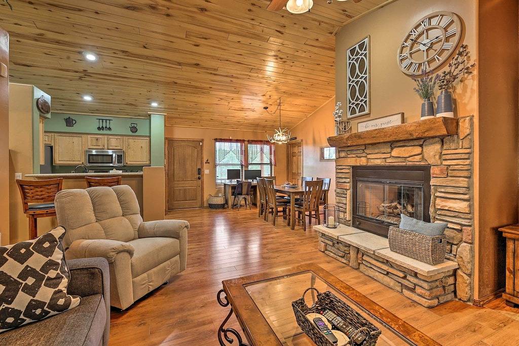 3 Mi to Fool Hollow Lake: Cozy Cabin w/ Deck in Show Low, Navajo County