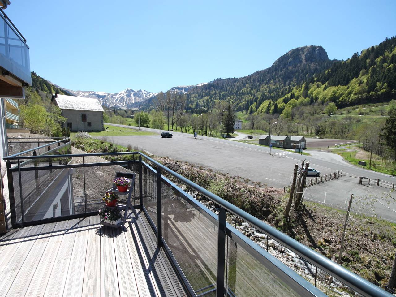 Appartement entier, Appartement avec grande terrasse ensoleillée, proche thermes et ski in Mont-Dore, Parc naturel régional des Volcans d'Auvergne