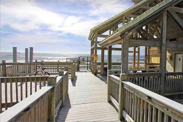 Vacation house for 12 people, with pool and hot tub as well as balcony in Miramar Beach