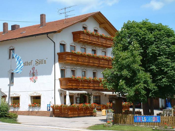 Gästehaus, mit Balkon/Terrasse und Terrasse sowie Garten in Lam