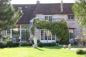 Cottage pour 2 personnes, avec vue et jardin ainsi que terrasse et piscine, animaux acceptés à La Chapelle-la-Reine