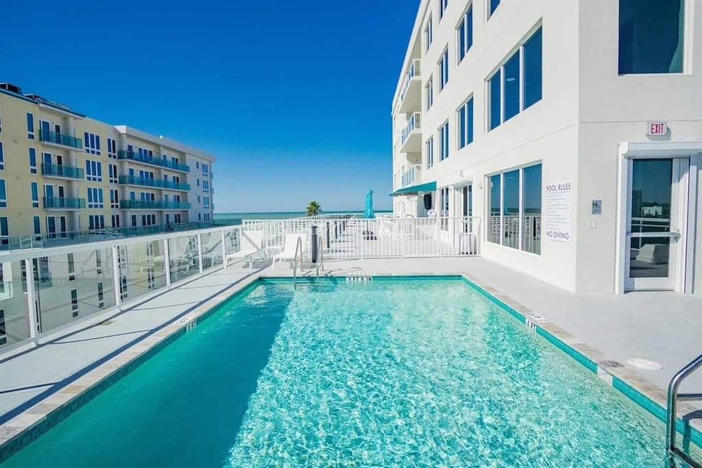 Ganze Wohnung, New Charmin Condo Hotel Suite on the Beach in Clearwater Beach, Clearwater