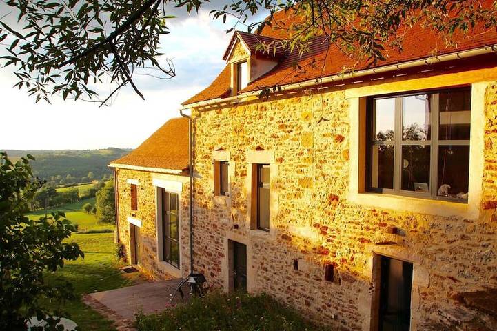 Location de vacances pour 12 personnes, avec Piscine à Maleville