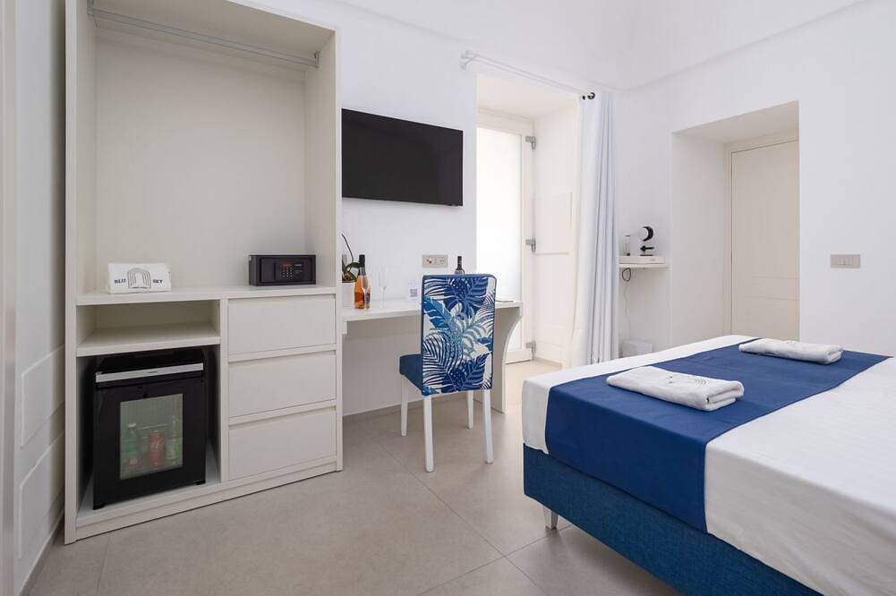 💎 Blu Sky Luxury Place – Deluxe Blue Room: Elegance, Comfort & Perfect Location between Beach and Train Station 🚉🌊 in Meta, Sorrento Coast