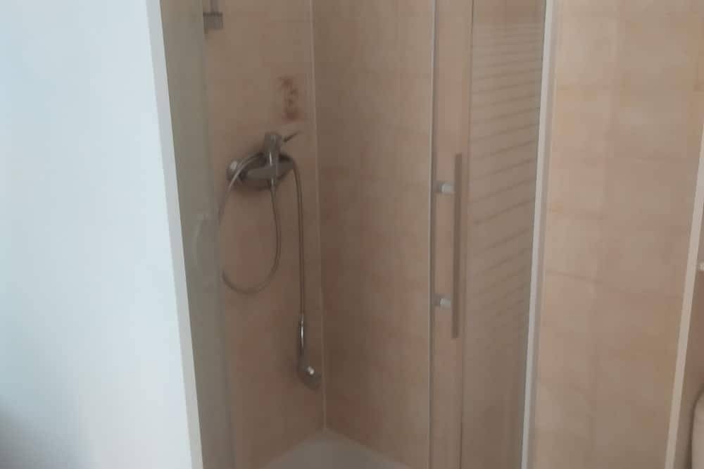 Entire apartment, Spacious, Bright, Brand-New Studio Overlooking Vineyards And Hillsides. in Guebwiller, Parc naturel régional des Ballons des Vosges
