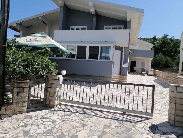 Ferienwohnung für 5 Personen, mit Garten und Balkon in Zadar