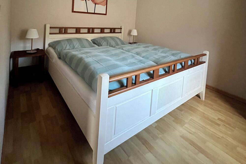 Idyllisches Haus, an einer historischen Klinkerstraße mit Lindenbäumen in Rostrup, Bad Zwischenahn