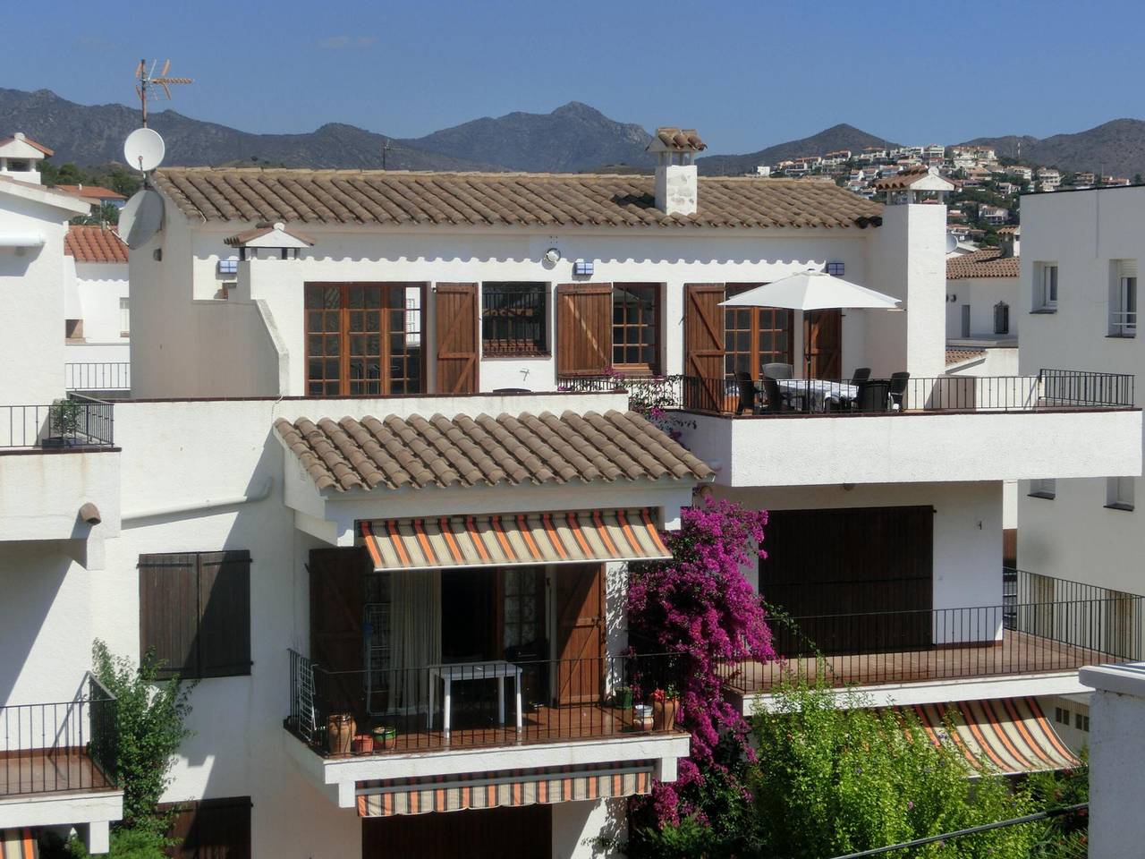 Ganze Wohnung, Helles Penthouse mit großen Terrassen, nah am Strand, Wlan, Parkplatz, renoviert in Llanca, Oberampurien