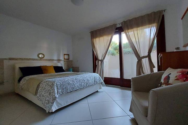 Villa Luigi in Poggio dei Pini: villa accommodation with parking and wallbox in Poggio dei Pini, Capoterra