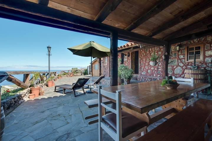 Rural Holiday Home ‘Finca Mar y Teide’ with Sea View, Mountain View, Wi-Fi & Terrace in Las Longueras, La Guancha