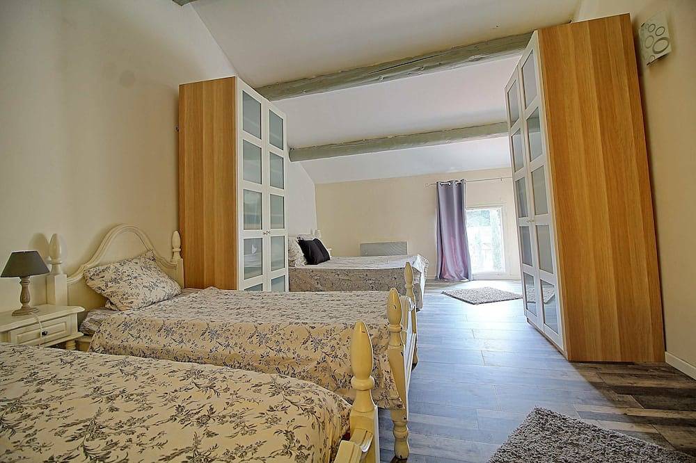 Mas en Provence - Gite 8-10 personnes avec Bassin Naturel in Cabannes, Region de Arles