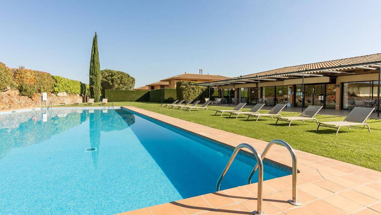Apartahotel Suites Vila Birdie in Navata, Oberampurien