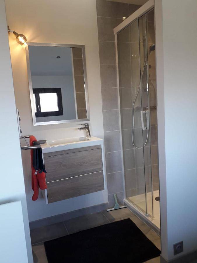 Gîte pour 2 personnes, avec piscine ainsi que vue et balcon dans Lac de Paladru - 3