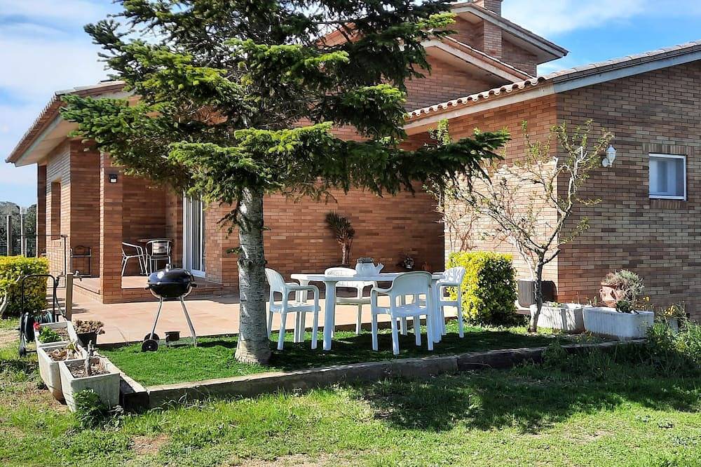 House in a quiet area with views of the old town of Pals in Pals, Costa Brava