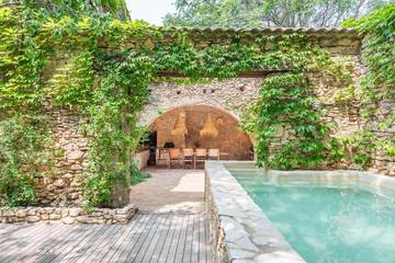 Location de vacances pour 10 personnes, avec jardin ainsi que piscine et terrasse, animaux acceptés à La Fare-les-Oliviers