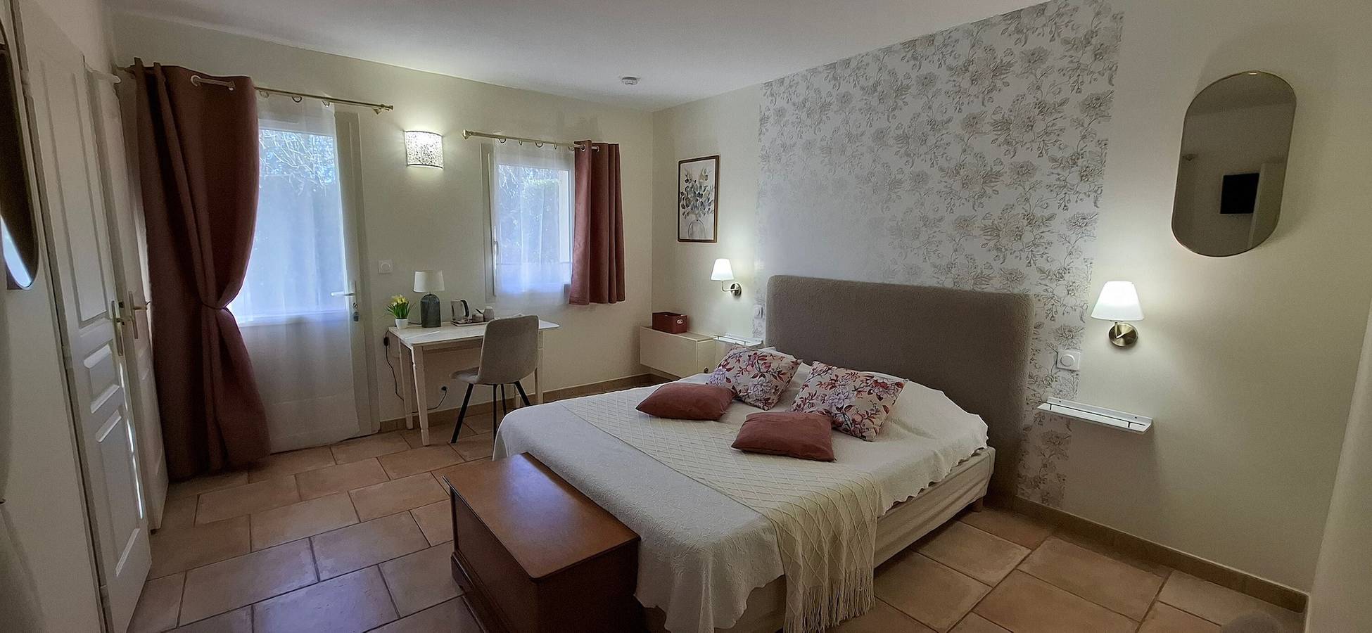 Chambre d’hôtes « Le Mas Du Loup - Chambre Coquelicot » avec vue sur la montagne, terrasse partagée et Wi-Fi in Moustiers-Sainte-Marie, Parc naturel régional du Verdon