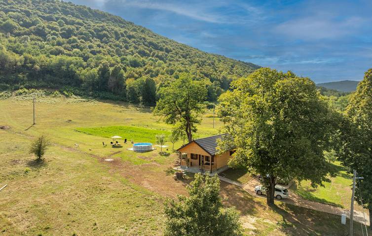 Charmante Ferienwohnung mit Pool in der Nähe des Flusses Korana – WLAN, Parkplatz und Terrasse in Smoljanac, Lika-Senj