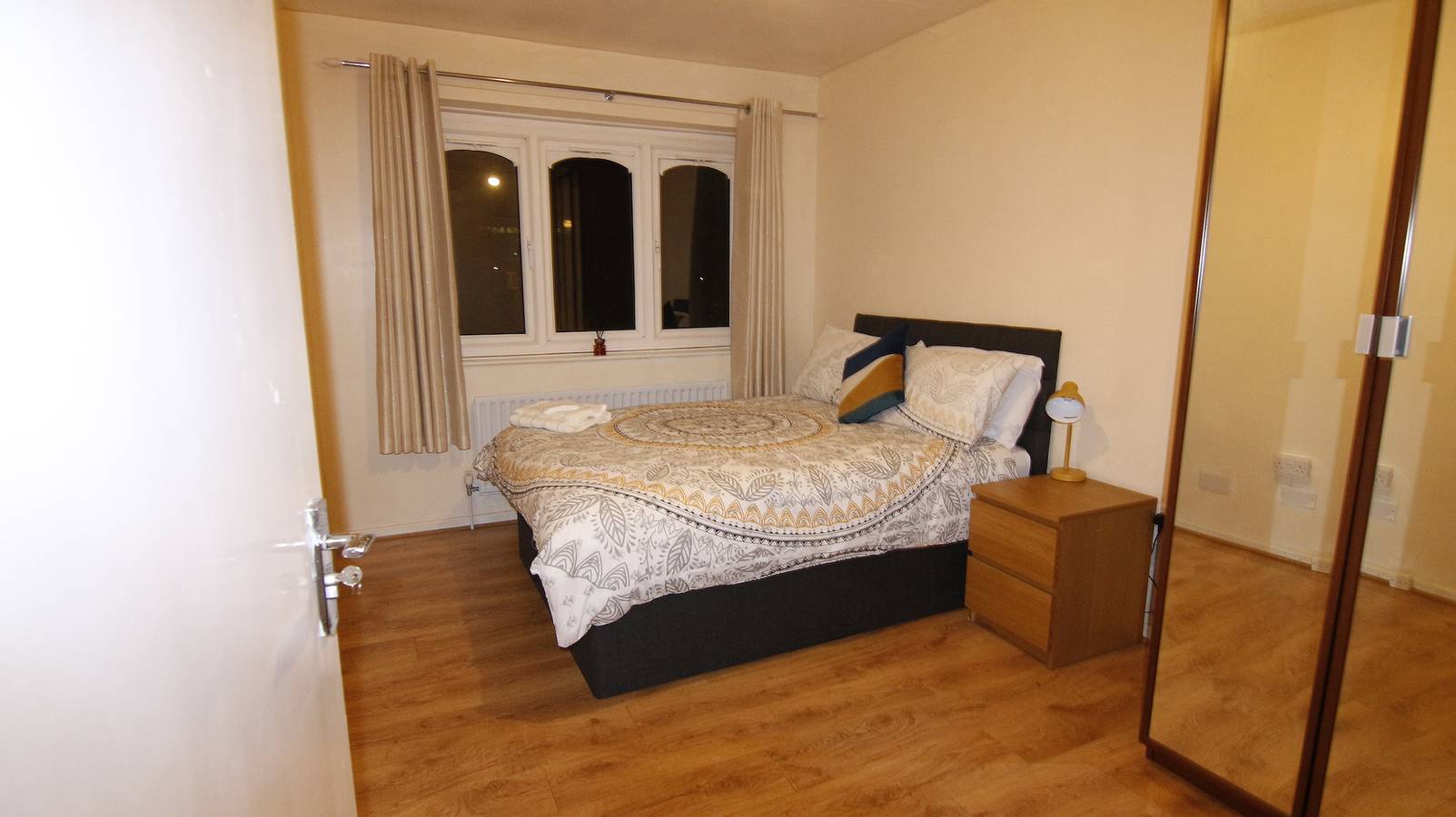 Entire vacation apartment, Stay8 Sleeps 6 with Street Parking in Birmingham, Birmingham Area