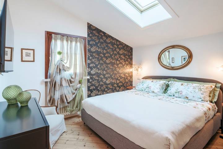 Ganze Wohnung, Il Gelso del Garda Luxury Suite mit Pool, Fitnessraum, Dumpfbad in Castelnuovo del Garda, Gardasee-Berge