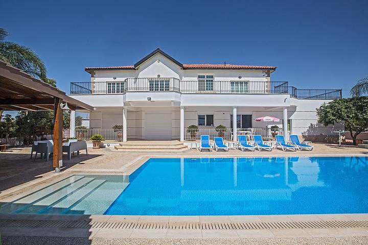 Ferienhaus für 10 Personen, mit Balkon und Garten sowie Pool auf Zypern