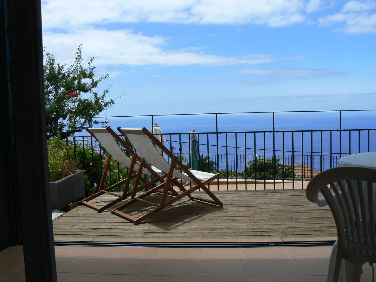 Apartamento con terraza junto a la piscina cerca de Coast & City in Estreito Da Calheta, Isla De Madeira