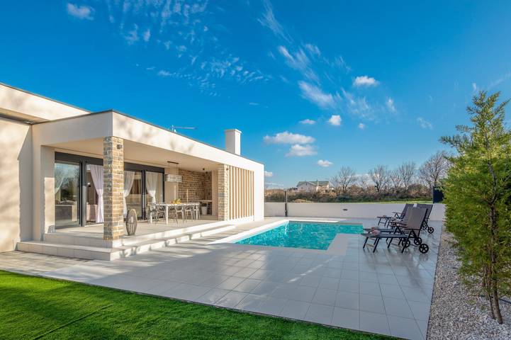 Ferienhaus für 10 Personen, mit Balkon und Terrasse sowie Garten in Nin