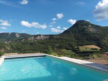 Gîte pour 2 personnes, avec piscine ainsi que jardin et vue à Orpierre