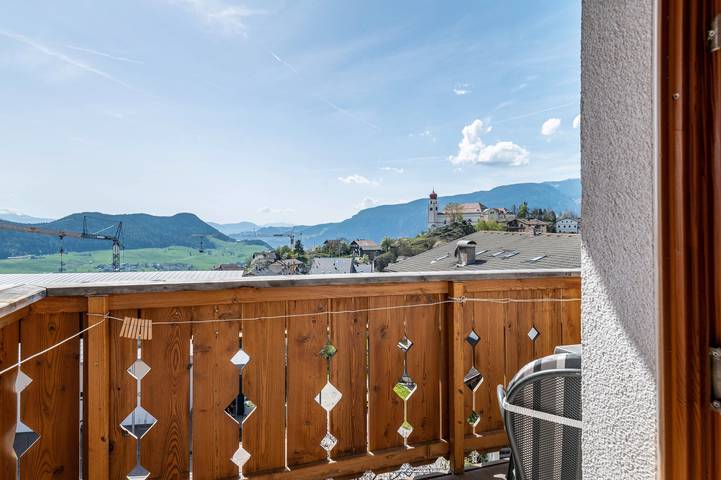 Hel lägenhet, Apartment 'Haus Alpenblick Apt Brunelle' with Mountain View, Shared Garden and Wi-Fi in Lajen, Dolomiti Superski