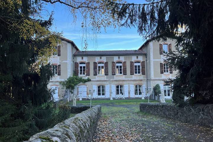 Gîte pour 20 personnes, avec jardin à Arguenos