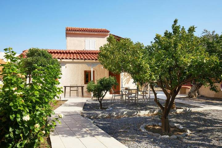 Location de vacances pour 4 personnes, avec jardin et vue, adapté aux familles dans Keratokambos - 2