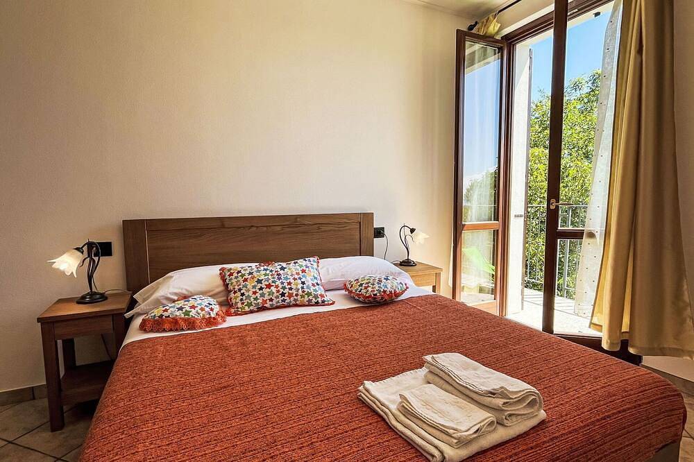 Entire apartment, Beautiful apartment for 5 people with Wifi, Tv, patio, pets allowed and panoramic view in Savona, Riviera di Ponente