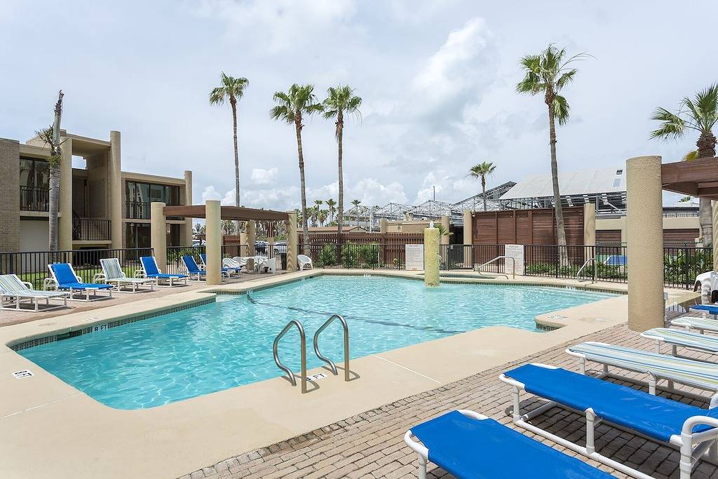 Ganze Wohnung, Remodeled Beachfront Condo with Pool & Views! in South Padre Island, Laguna Madre