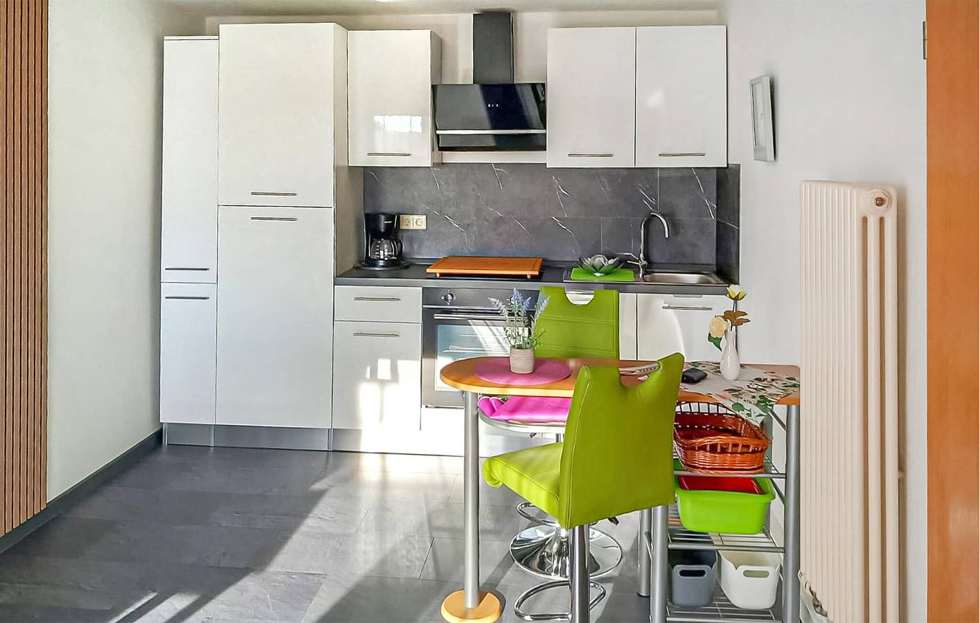 Ganze Ferienwohnung, Gemütliches 2BR Apartment mit Parkplatz, Terrasse & Internet, 2km zum Strand in Dorf Zechlin, Rheinsberg