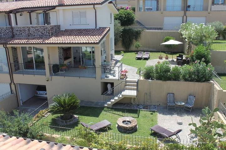 Ferienhaus für 8 Personen, mit Balkon und Garten sowie Pool in Badolato