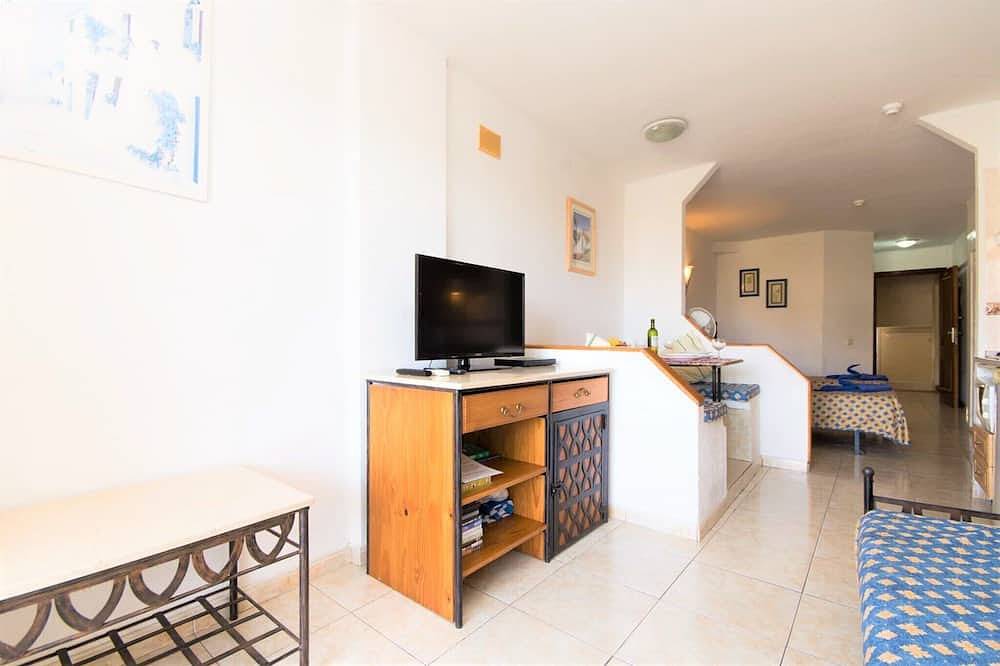 Studio Hotel Apt, in Costa Adeje, Few Minutes Walk To Beach, Shops & Bars in Playa Puerto Colón, Adeje