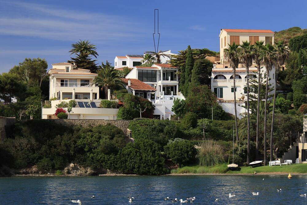 Fantastic seafront villa- stunning sea views, steps to beach, private pool, bar. in Cala Llonga (Menorca), Maó