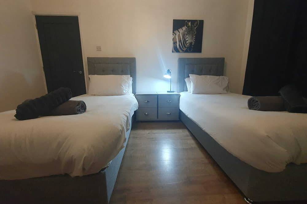 Luxury 5 - New Bedroom Chalet in Luton, Chiltern Hills
