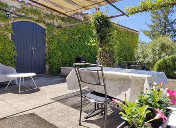 Gîte pour 2 personnes, avec jardin ainsi que terrasse et piscine à Joucas