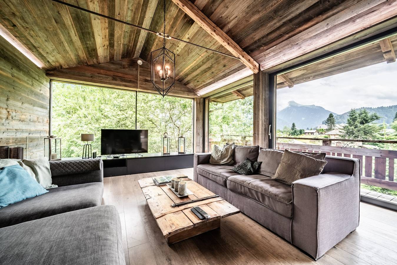Chalet 'Bella' con vistas a la montaña, terraza privada y Wi-Fi in Essert-Romand, Les Portes du Soleil